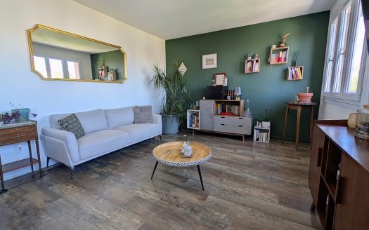 T3 traversant rénové, 2 balcons, dernier étage et vue dégagée