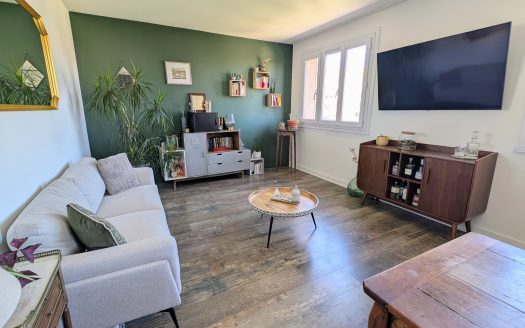 T3 traversant rénové, 2 balcons, dernier étage et vue dégagée