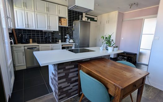 T3 traversant rénové, 2 balcons, dernier étage et vue dégagée